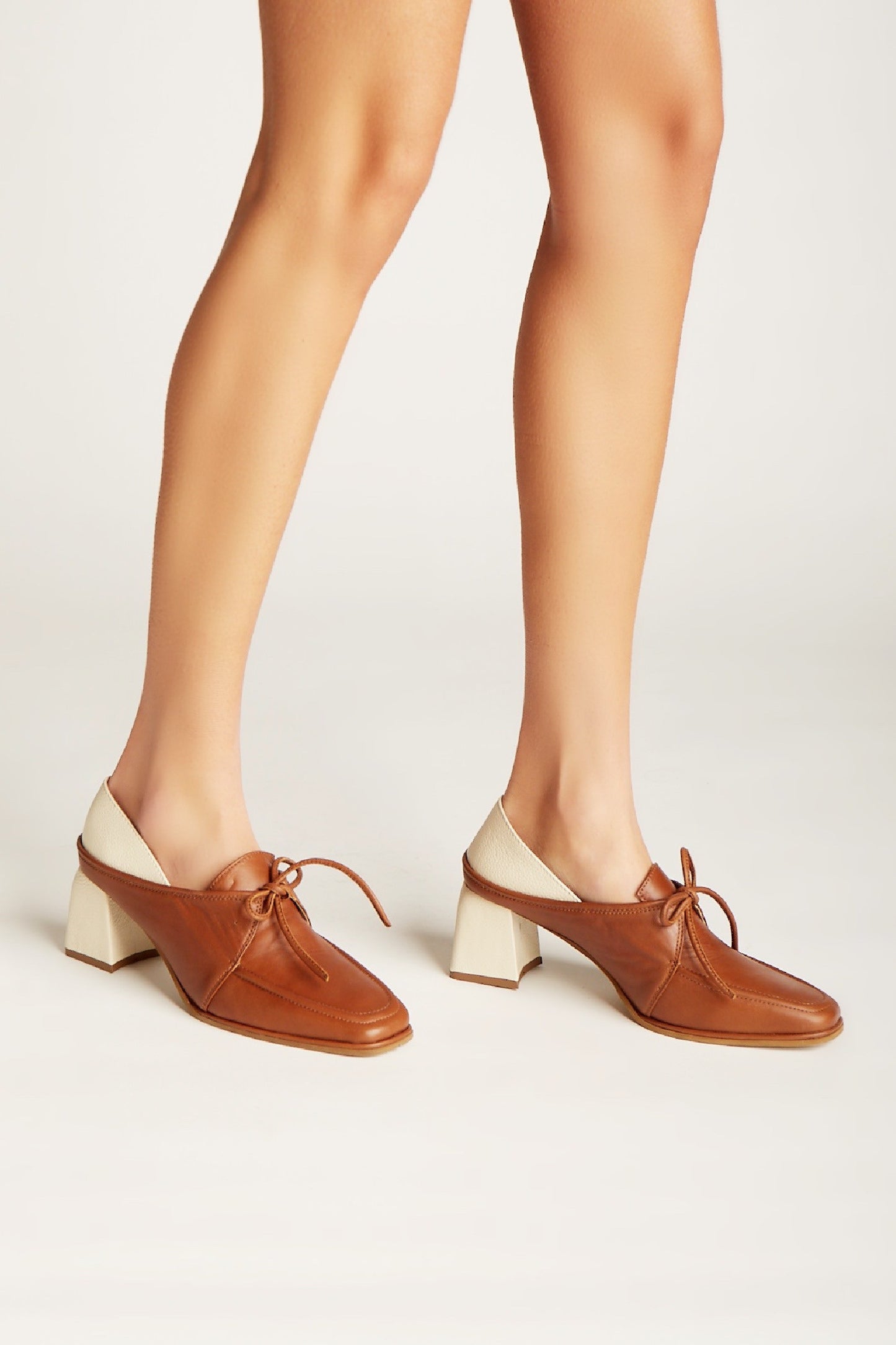 SOFT LEATHER SEMI-SQUARE TOE SHOES W/ LACE