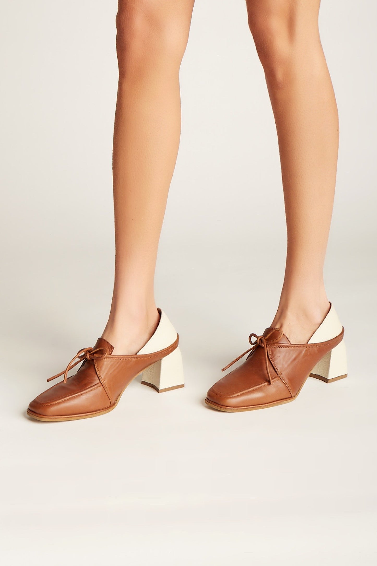 SOFT LEATHER SEMI-SQUARE TOE SHOES W/ LACE