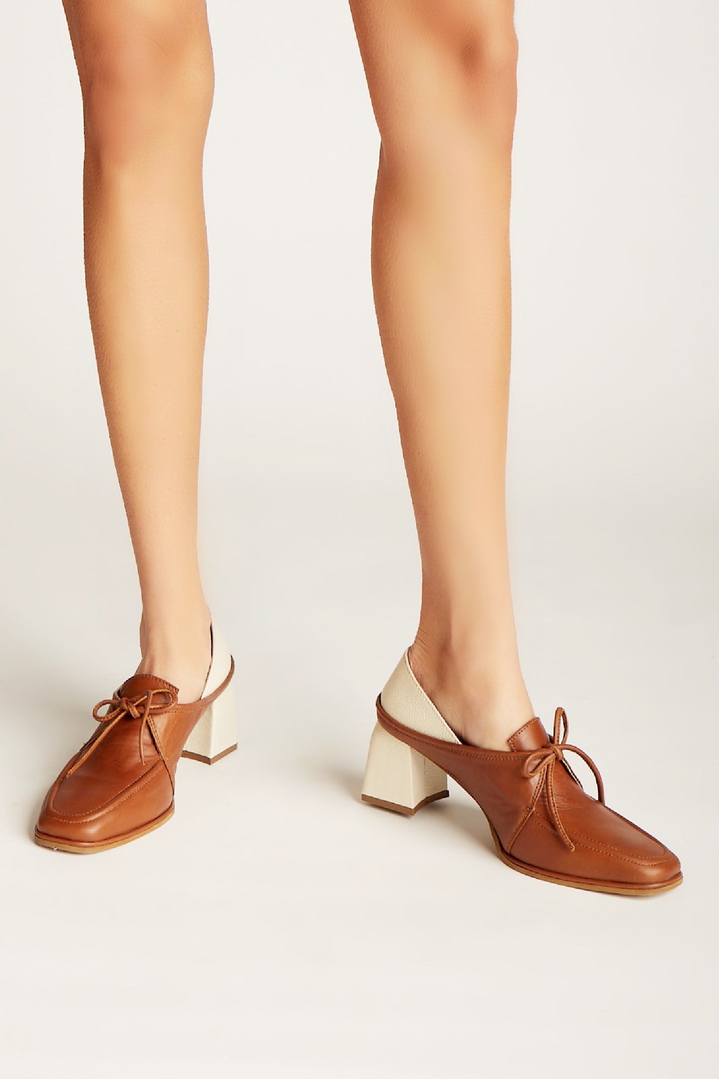 SOFT LEATHER SEMI-SQUARE TOE SHOES W/ LACE