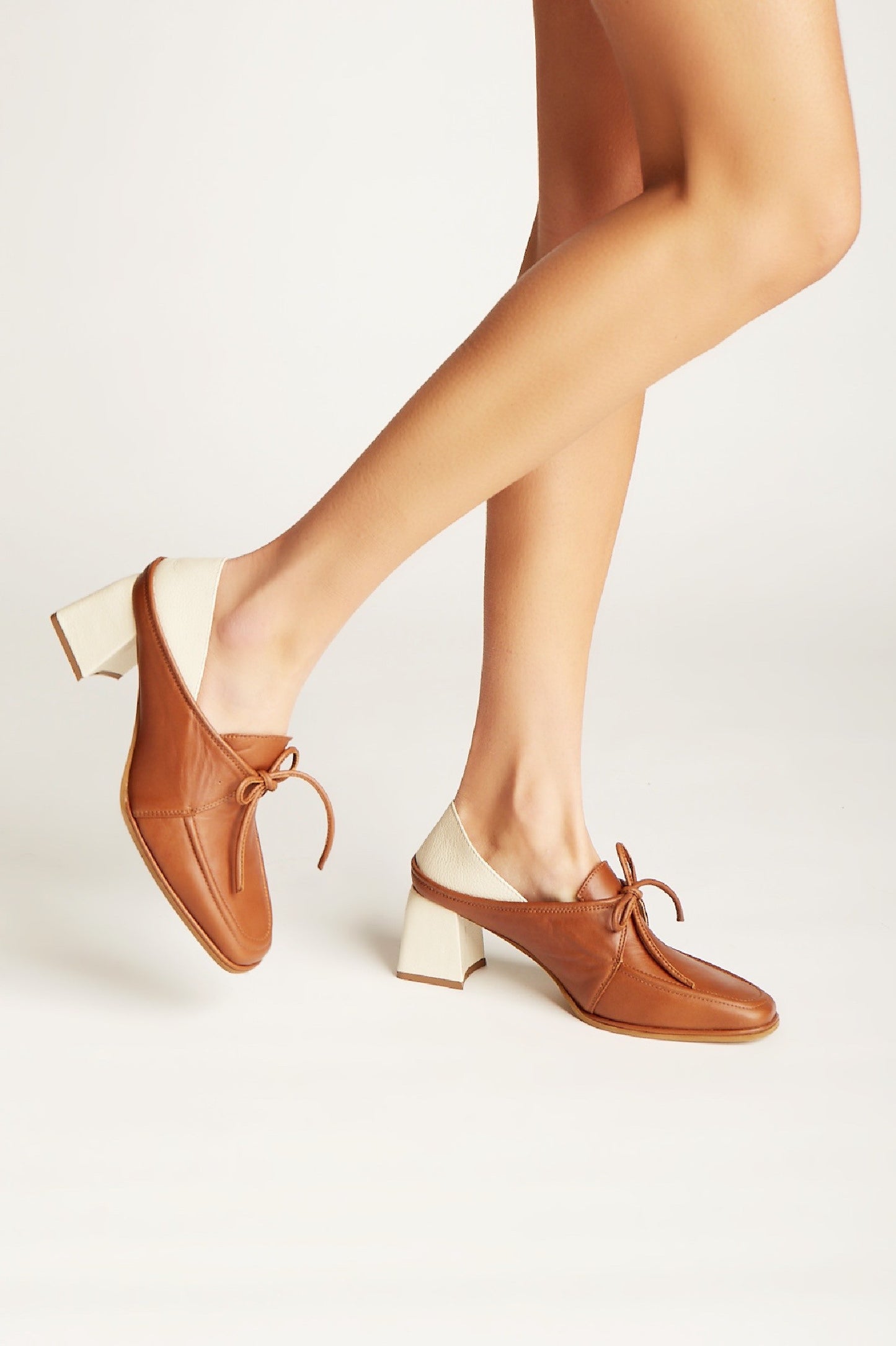 SOFT LEATHER SEMI-SQUARE TOE SHOES W/ LACE